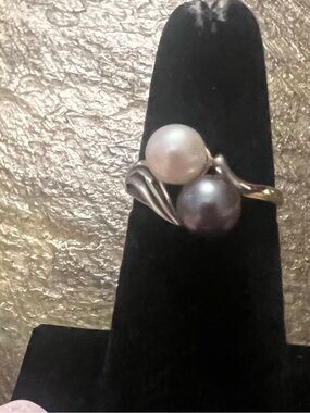Vantel Pearls Two-Pearl Sterling Silver Ring - White and Black Pearl